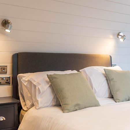 The Plough Inn Cabins Ramsden Esterno foto